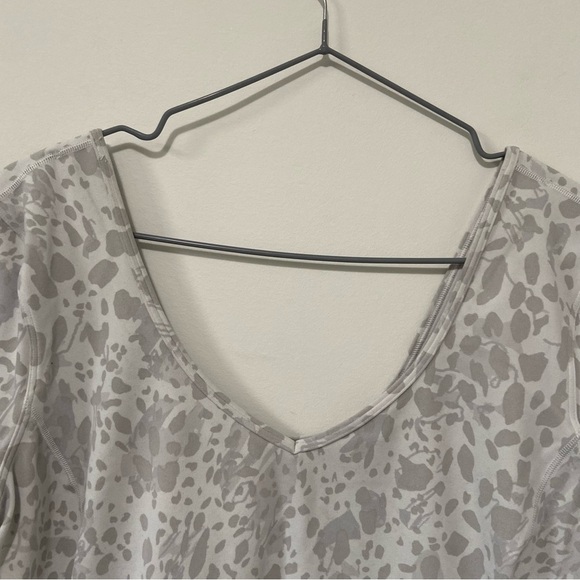 Lululemon Cheetah Camo Antique White Multi Align Nulu T-Shirt Size 10 - Picture 4 of 6